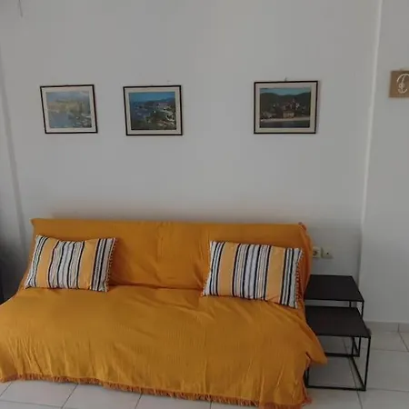 White Beach Apartment *